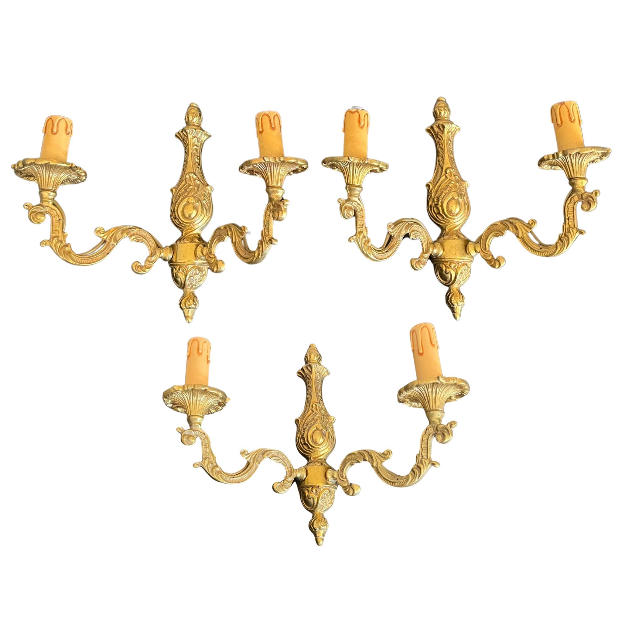 Paire d'appliques à deux lumières d'époque Louis XV en bronze ciselé et doré, vers 1750 - Le Marché Biron