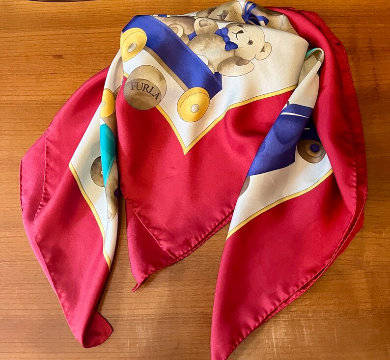 Foulard En Soie FURLA - Modèle Sciarpa, Multicolore, Occasion De Qualité