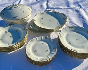 Service de table Antique en porcelaine blanche et décor doré Limoges France (18 pièces) pour 6 personnes