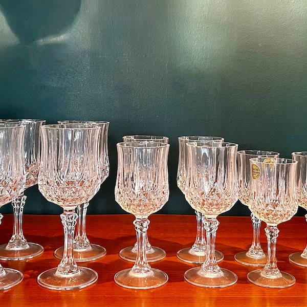 Magnificent service of Cristal d'Arques glasses,“LONGCHAMP”, composed of 20 crystal glasses in excellent condition.