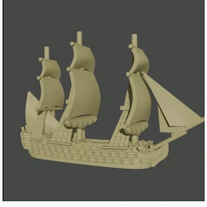 Puede incluir: Modelo beige de un barco alto con tres mástiles y múltiples velas. El barco tiene detalles, incluyendo ventanas y elementos decorativos a lo largo del casco. Las velas se hinchan, sugiriendo que el barco está en el mar. El modelo está sobre un fondo neutro.