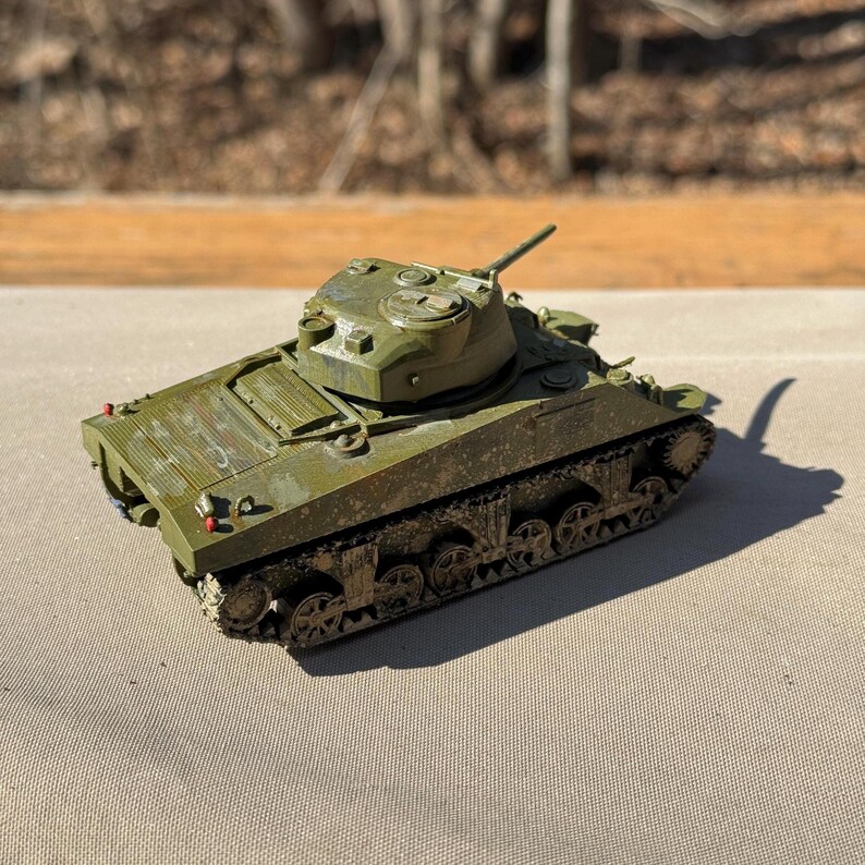 painted-sherman-m4a3-75-us-ww2-bolt-action-1-56-28mm-scale-28