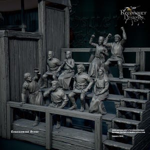 Può includere: Una scena di torneo in miniatura grigia con figure sedute su gradinate di legno. Le figure indossano abiti medievali, alcune gesticolano e reagiscono. Il testo "Tournament Scene" è visibile.