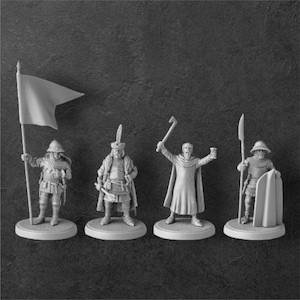 Puede incluir: Cuatro figuras en miniatura de guerreros medievales, cada una sobre una base circular. Las figuras están en varias poses, sosteniendo una bandera, un hacha, una lanza y un escudo. Las figuras son de color neutro.