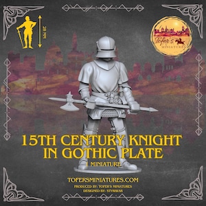 Può includere: Una miniatura in plastica grigia di un cavaliere del XV secolo in armatura di piastre gotiche, che tiene un'alabarda. La miniatura è alta 28 mm e fa parte di un set di miniature per giochi da tavolo. La miniatura è in piedi su una base. Il testo "15th Century Knight in Gothic Plate" è stampato sotto la miniatura.