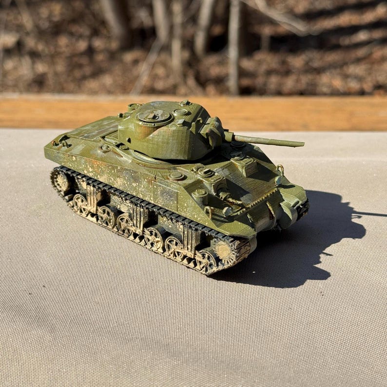 painted-sherman-m4a3-75-us-ww2-bolt-action-1-56-28mm-scale-28