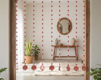 Colgante de puerta con cuentas de loto rojas hecho a mano, Toran tradicional indio para decoración de Diwali, cortina de cuentas florales para entrada, arte de pared bohemio, decoración de puja.