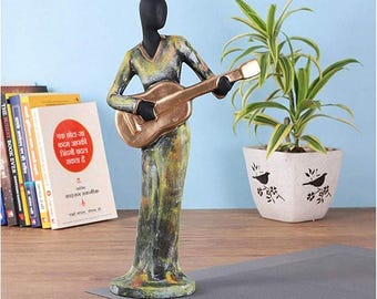 Estatua de músico humano de poliresina pintada a mano - 34 cm - Obra decorativa en verde y dorado para la decoración del hogar