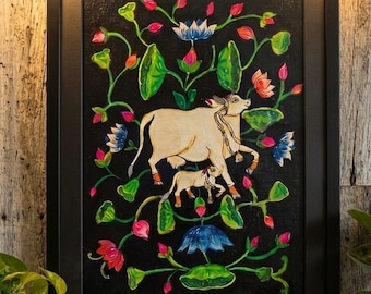 Pintura Pichwai enmarcada, arte popular de loto de becerro de vaca Kamdhenu, colgante de pared indio
