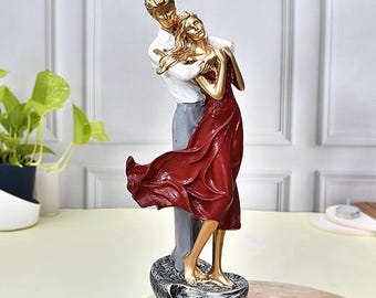 Figura romántica de pareja de San Valentín: elegante pieza de exhibición de amor roja