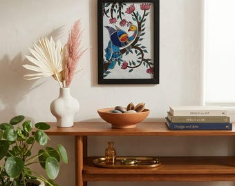 Pintura de pavo real Madhubani hecha a mano: arte popular tradicional indio Mithila, decoración de pared de pájaros coloridos, tapiz étnico para sala de estar.