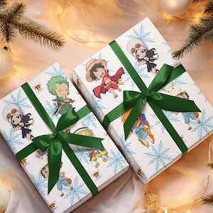Pu&ograve; includere: Due regali confezionati con fiocchi verdi, con personaggi dei cartoni animati e fiocchi di neve su carta bianca. I regali sono circondati da decorazioni natalizie, tra cui palline e rami di pino.