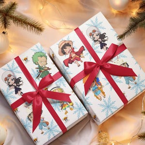 Pu&ograve; includere: Due scatole regalo avvolte in carta bianca con personaggi dei cartoni animati e fiocchi di neve. Ogni scatola &egrave; legata con un nastro di raso rosso. Le scatole sono circondate da decorazioni natalizie, tra cui ornamenti e rami di pino.