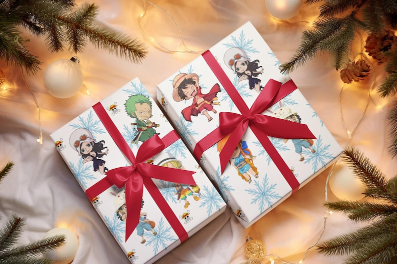 Pu&ograve; includere: Due scatole regalo avvolte in carta bianca con personaggi dei cartoni animati e fiocchi di neve. Ogni scatola &egrave; legata con un nastro di raso rosso. Le scatole sono circondate da decorazioni natalizie, tra cui ornamenti e rami di pino.