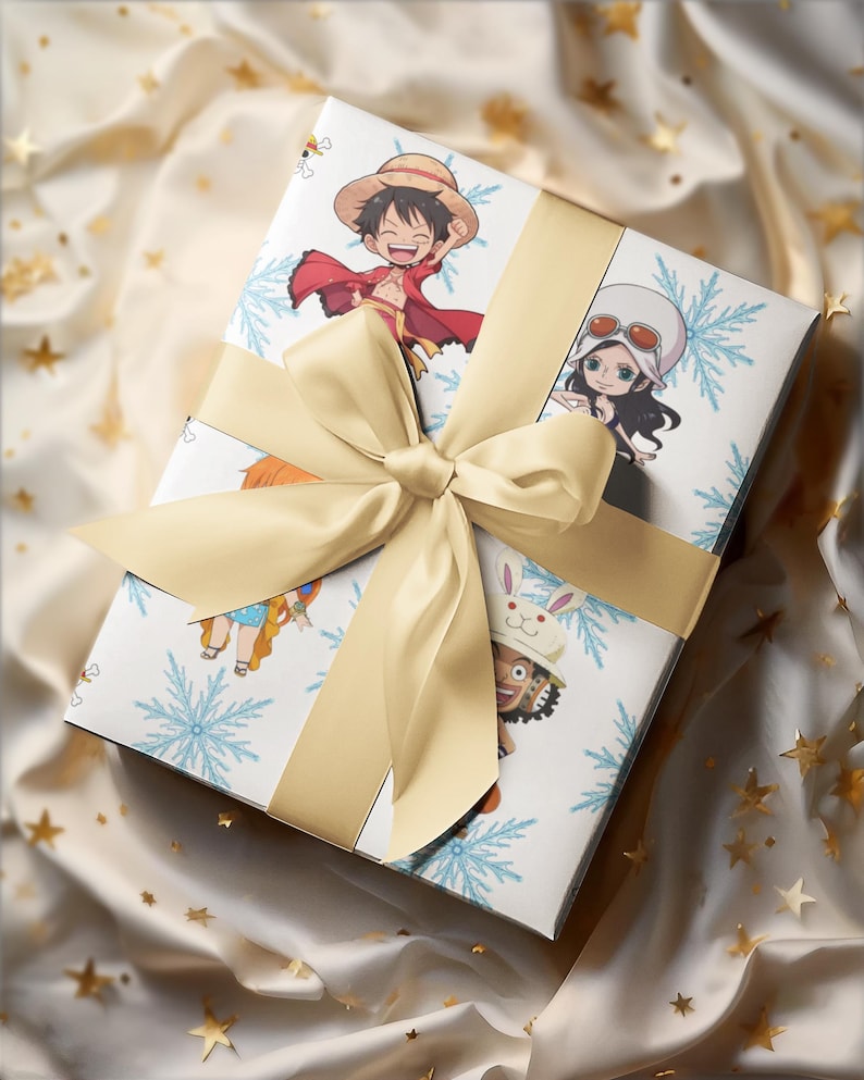 Pu&ograve; includere: Una confezione regalo decorata con personaggi anime e fiocchi di neve, legata con un nastro di raso dorato. La scatola presenta illustrazioni di personaggi dei cartoni animati. Lo sfondo &egrave; un tessuto color crema con accenti di stelle dorate.
