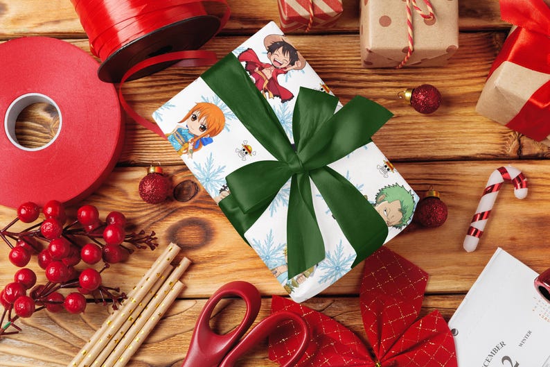 Pu&ograve; includere: Un regalo avvolto con un fiocco verde, con personaggi anime e fiocchi di neve, su una superficie di legno. Nastro rosso, ornamenti e un bastoncino di zucchero suggeriscono un tema festivo. La scena &egrave; festosa e colorata.