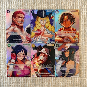 Puede incluir: Seis cartas coleccionables de One Piece con ilustraciones de los personajes Charlotte Katakuri, Cavendish, Portgas D. Ace, Tashigi, Bartholomew Kuma y Ms. All Sunday. Cada carta muestra niveles de poder, costes y texto impreso.