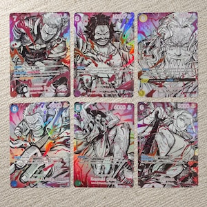 Puede incluir: Seis cartas coleccionables rectangulares con ilustraciones estilo manga en blanco y negro con acentos holográficos rojos y azules. Cada carta muestra un nombre de personaje, nivel de poder y texto, dispuestas en dos filas de tres.