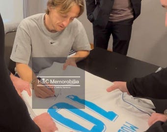 Luka Modrić fichó la camiseta de local del Real Madrid 2017/2018