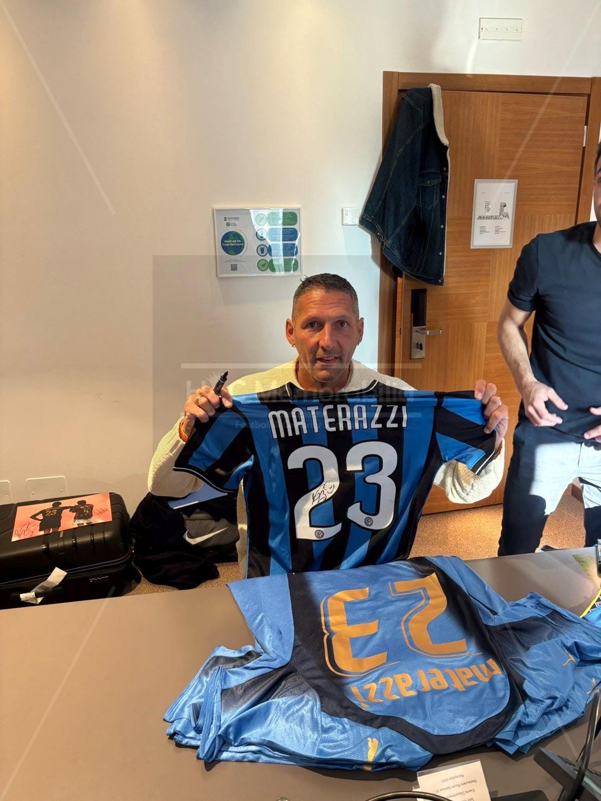 【直筆サイン入り】Marco Materazzi インテル時代 写真 Marco Materazzi Signed Inter Milan 2010 Home Shirt - Etsy