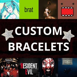 Könnte beinhalten: Werbebild mit dem Text "CUSTOM BRACELETS" in Weiß. Das Bild enthält verschiedene Grafiken, darunter eine Zeichentrickfigur, das Wort "brat", ein Gemälde, eine Domo-kun-Figur, sternförmige Dekorationen und Albumcover.