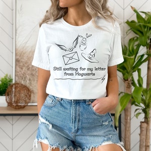 Ainda esperando pela minha carta de Hogwarts Camiseta, Moletom, Suéter, Copa SVG, arquivo digital PNG