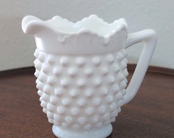 Jarra de crema vintage FENTON de vidrio opalino blanco con borde ondulado y diseño de puntos en relieve.