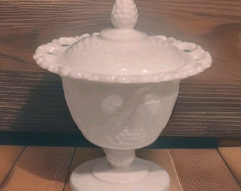 Dulcera con tapa, de cristal opalino Indiana Colony, color blanco cosecha, con pedestal y diseño de uvas.