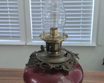 Lámpara de aceite VTG Aladdin Cranberry pintada a mano con motivos florales, electrificada.