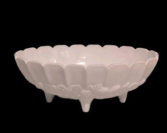 Frutero ovalado grande de vidrio opalino blanco vintage de 30 cm con base y borde festoneado.
