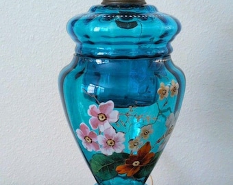 Hermosa lámpara de aceite electrificada Fenton antigua pintada a mano en azul aguamarina.