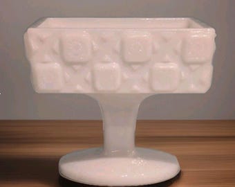 Dulcera de pedestal de vidrio opalino con forma de colcha antigua de Westmoreland, sin tapa.