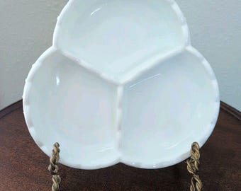 Plato para aperitivos dividido de vidrio opalino con relieve de Fenton White
