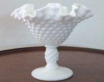 Dulcera/Compotera Fenton de cristal blanco opalino con relieve y pedestal ondulado, estilo vintage de 5 pulgadas.
