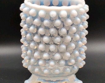 Cuchara Hobbs Brockunier vintage blanca opalescente con patas de clavos