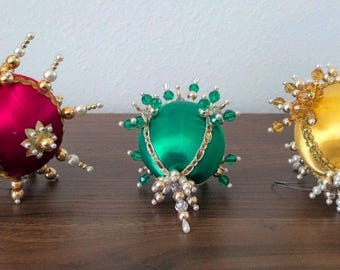 3 adornos navideños vintage con chinchetas, hechos a mano con cuentas rojas, doradas y verdes.