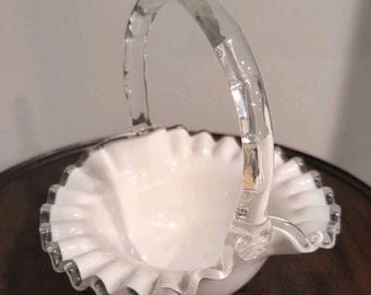 Cesta vintage Fenton de cristal blanco opalino con escudo plateado de 18 cm (7 pulgadas) con asa transparente.