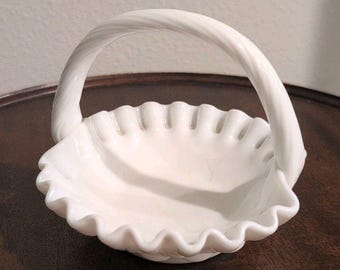 Cesta de cristal opalino vintage de Westmoreland para baratijas y dulces.