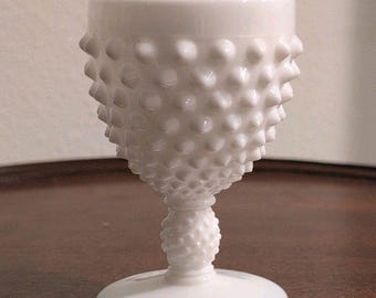 Copa de vino vintage FENTON de vidrio blanco opalino con relieve de puntos, cáliz de 4 pulgadas.