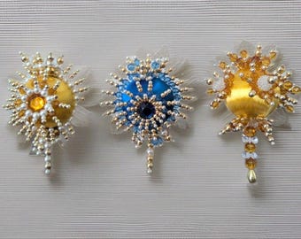 3 adornos navideños vintage hechos a mano con alfileres, de color azul y amarillo.
