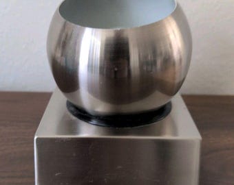 Lámpara de escritorio vintage MCM Orb cromada con forma de ojo, funcionando perfectamente, en excelente estado.