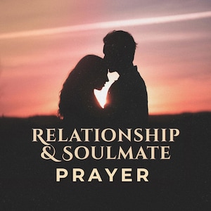Puede incluir: Silueta de una pareja abrazándose contra un fondo de puesta de sol. La imagen presenta el texto "RELATIONSHIP & SOULMATE PRAYER" en una fuente serif, lo que sugiere un tema de amor y espiritualidad.