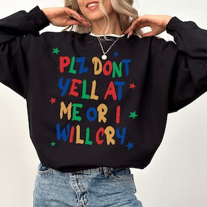 Może przedstawiać: Czarna bluza z kolorowym nadrukiem graficznym, na kt&oacute;rym widnieje napis "Plz don't yell at me or I will cry."