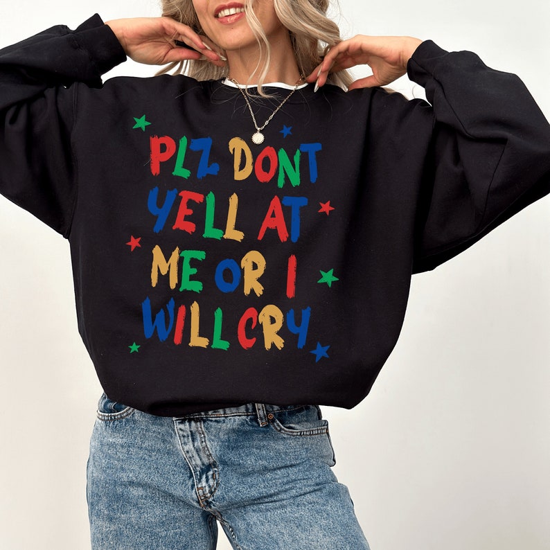 Może przedstawiać: Czarna bluza z kolorowym nadrukiem graficznym, na kt&oacute;rym widnieje napis "Plz don't yell at me or I will cry."