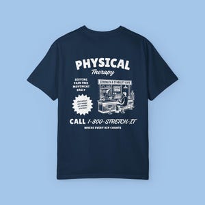 Camiseta Comfort Colors para fisioterapeutas, sudadera DPT, sudadera PTA, regalo para terapeutas de rehabilitación hospitalaria, camiseta "El movimiento es medicina". True Navy