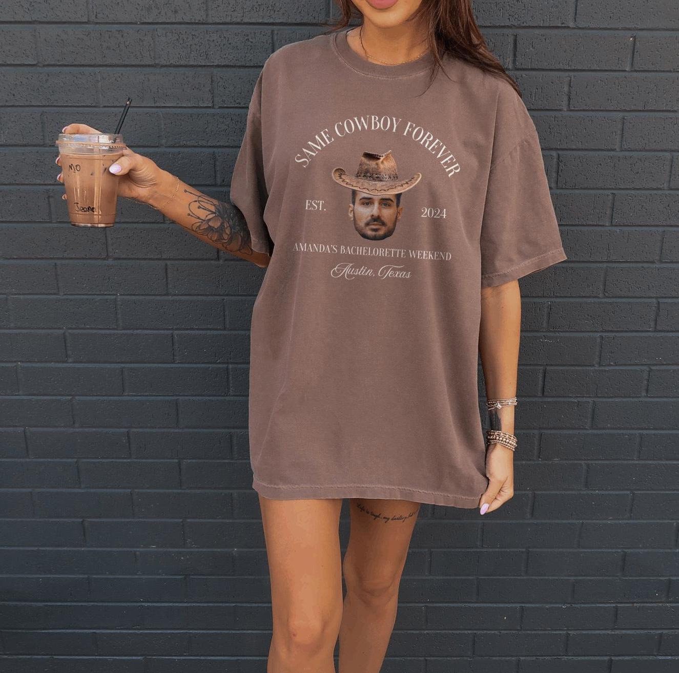 Même t-shirt Cowboy pour toujours, chemises EVJF visage de marié, visage sur un bâton, chemises drôles pour le jour du mariage, chemise EVJF couleurs confort