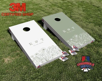 Set di adesivi laminati personalizzati per tavole da cornhole con nome e fiori bianchi e salvia, regalo di anniversario di matrimonio.