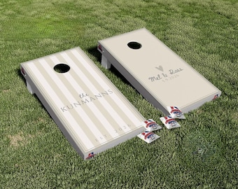 Juego de pegatinas laminadas personalizadas a rayas para tablero de cornhole con nombre, ideales para aniversarios y bodas.
