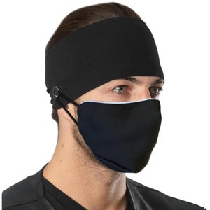 Puede incluir: Diadema negra con un botón y una correa elástica para sujetar una mascarilla facial en su lugar. La diadema está hecha de una tela suave y cómoda.