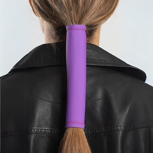ネオプレン無地ステッチ入りパープル 4インチ ヘアグローブ® | バイカー ポニーテール ヘアグローブ | 滑り止めポニーテール ヘアラップ | ポニーテール ヘアグローブ